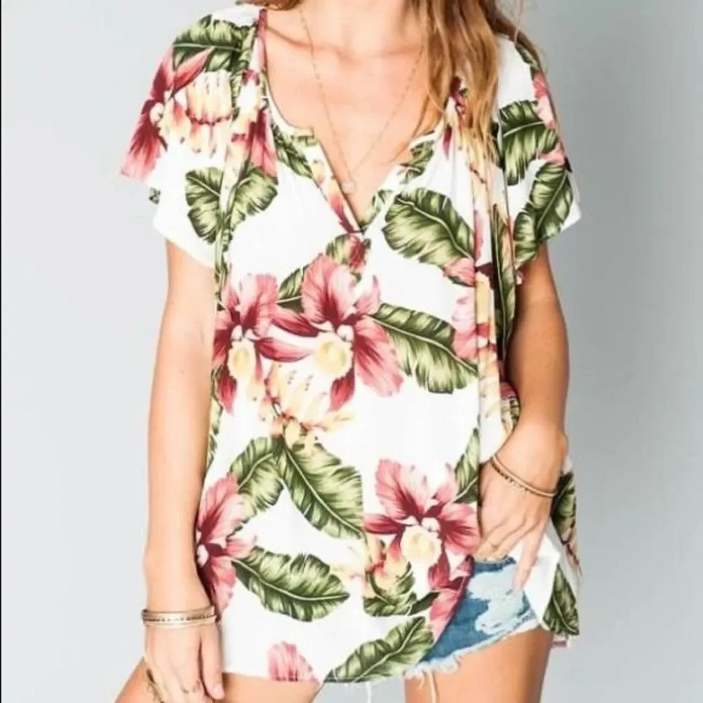 Show Me Your MuMu Avalon Top White Red Aloha Blooms XS Tropical Floral V Neck